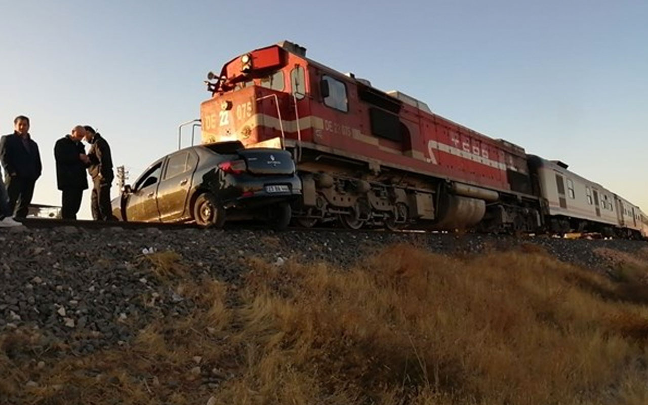 Elazığ'da feci kaza! Tren otomobile çarptı: 2 ölü