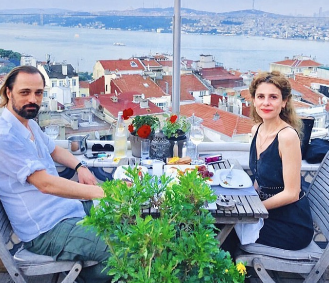 Ebru Özkan'ın eşi Ertan Saban bir kadınla fena yakalandı olay yaratan görüntüler