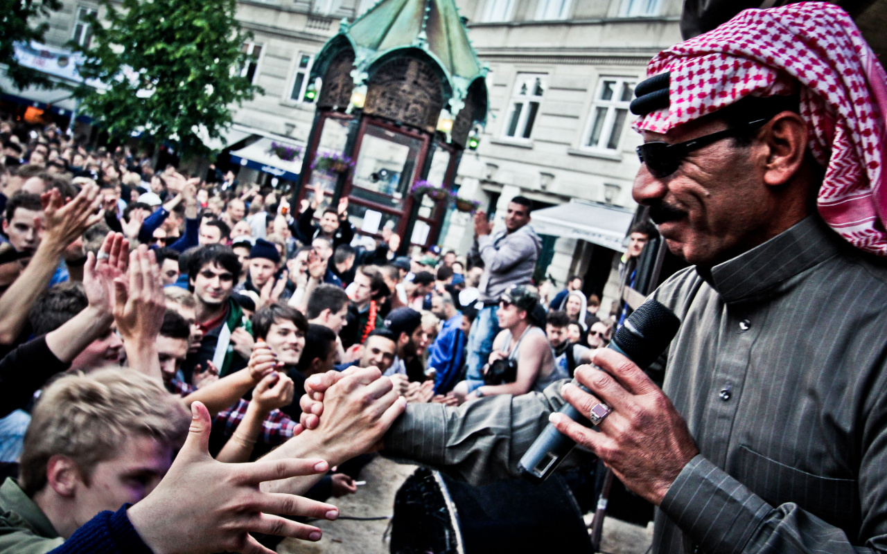 Dünyaca ünlü sanatçı Omar Souleyman Akçakale’de fırın açtı! Bedava dağıtıyor