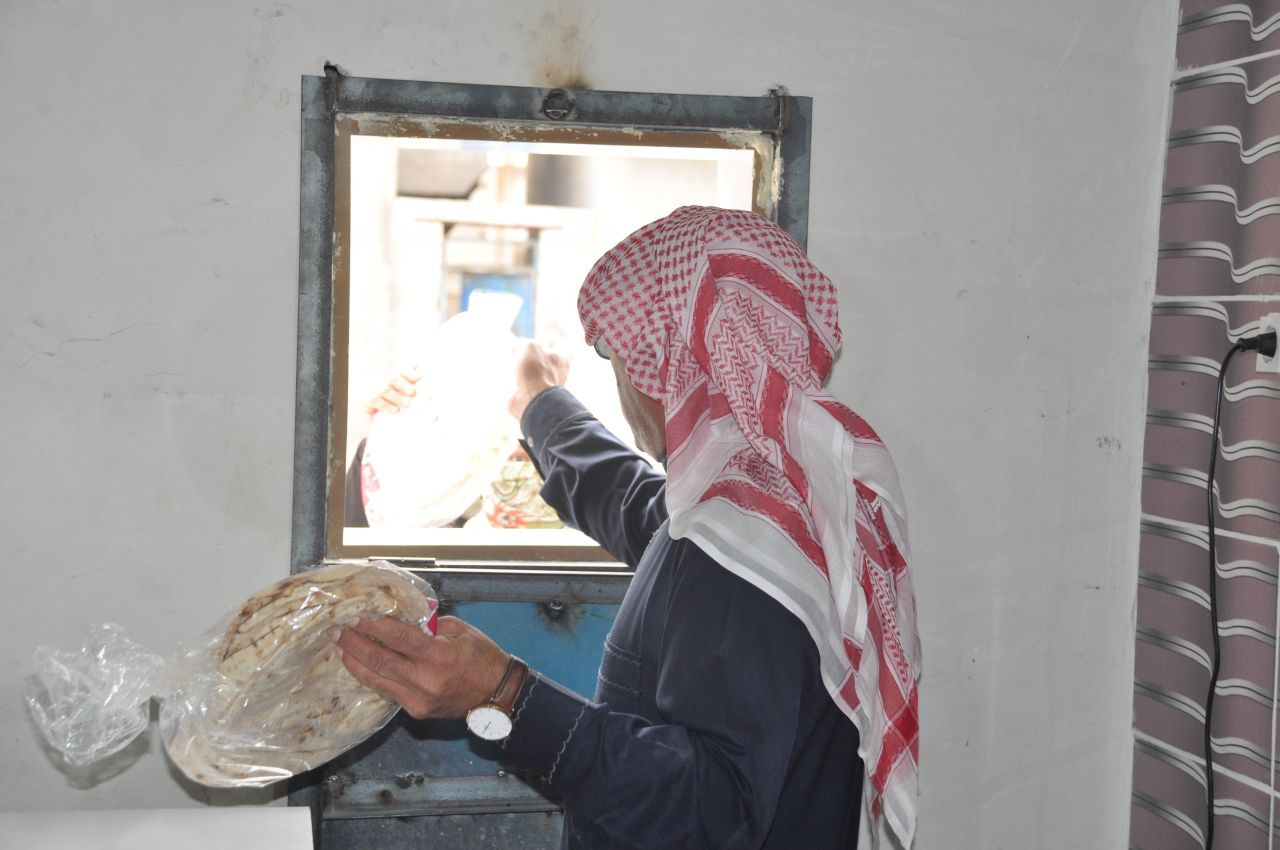 Dünyaca ünlü sanatçı Akçakale'de fırın açtı! Fakirlere ekmek dağıtıyor