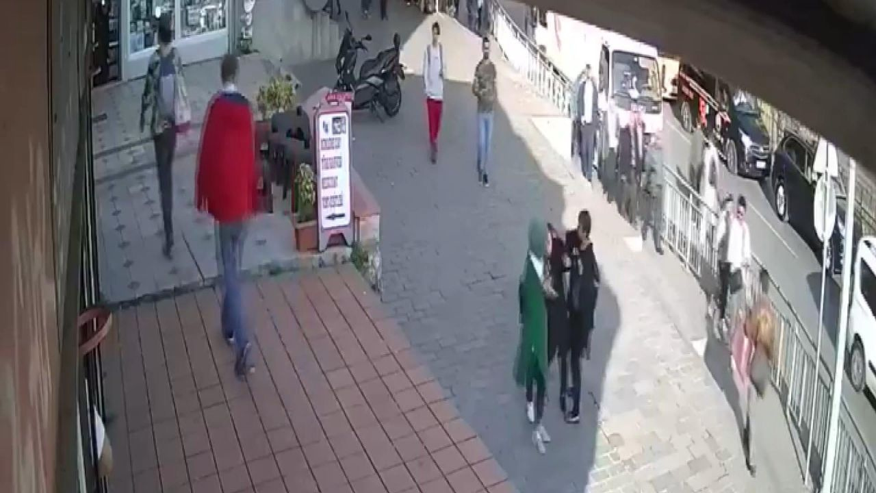 İstanbul Karaköy'de başörtülü kızlara saldırı Şüphelinin başka görüntüleri de varmış
