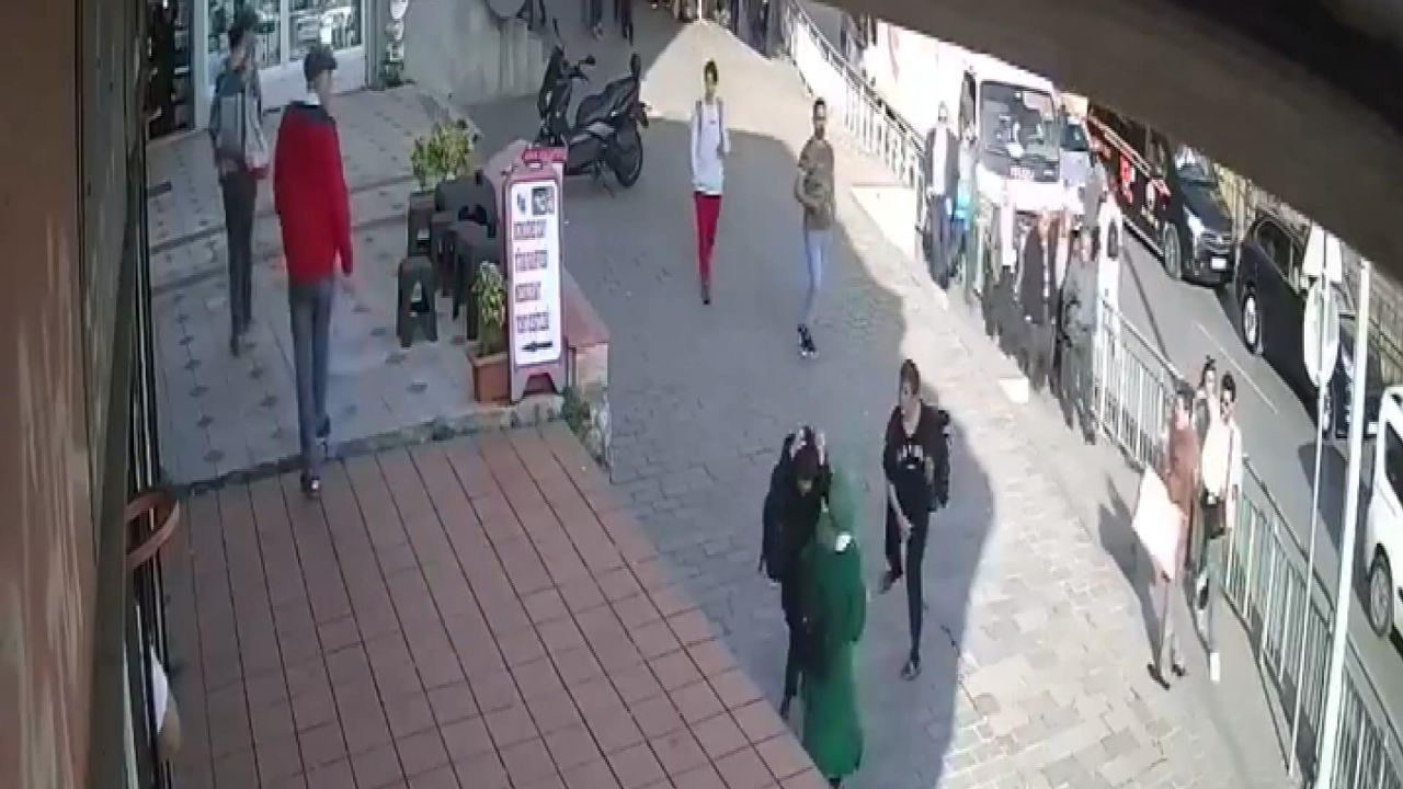 İstanbul Karaköy'de başörtülü kızlara saldırı Şüphelinin başka görüntüleri de varmış
