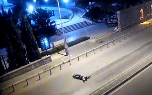 İzmir'de alkollü sürücü polisi 400 metre kaputta sürükledi