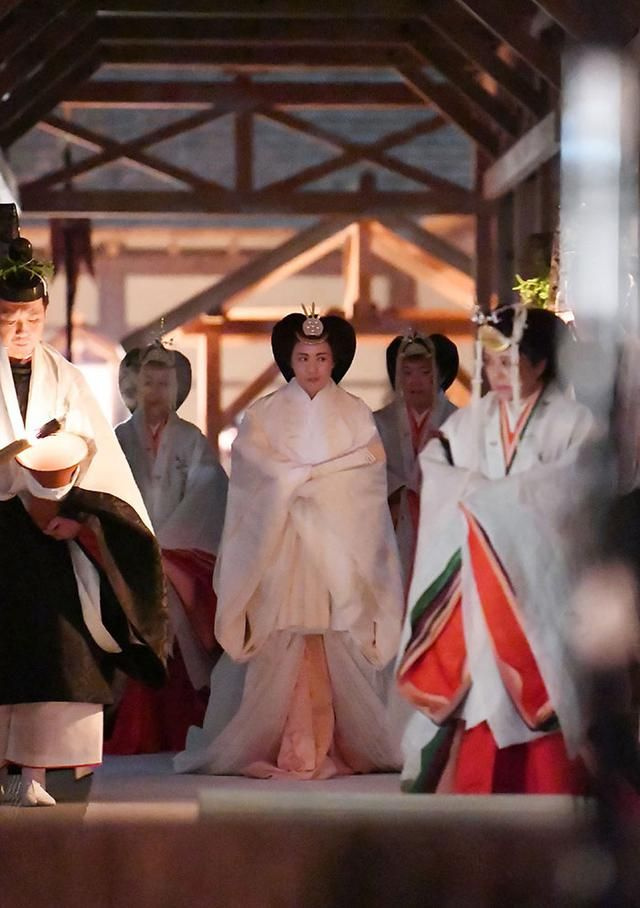 Japonya İmparatoru Naruhito tahta geçti güneş tanrıçasıyla cinsel ilişkiye girdi