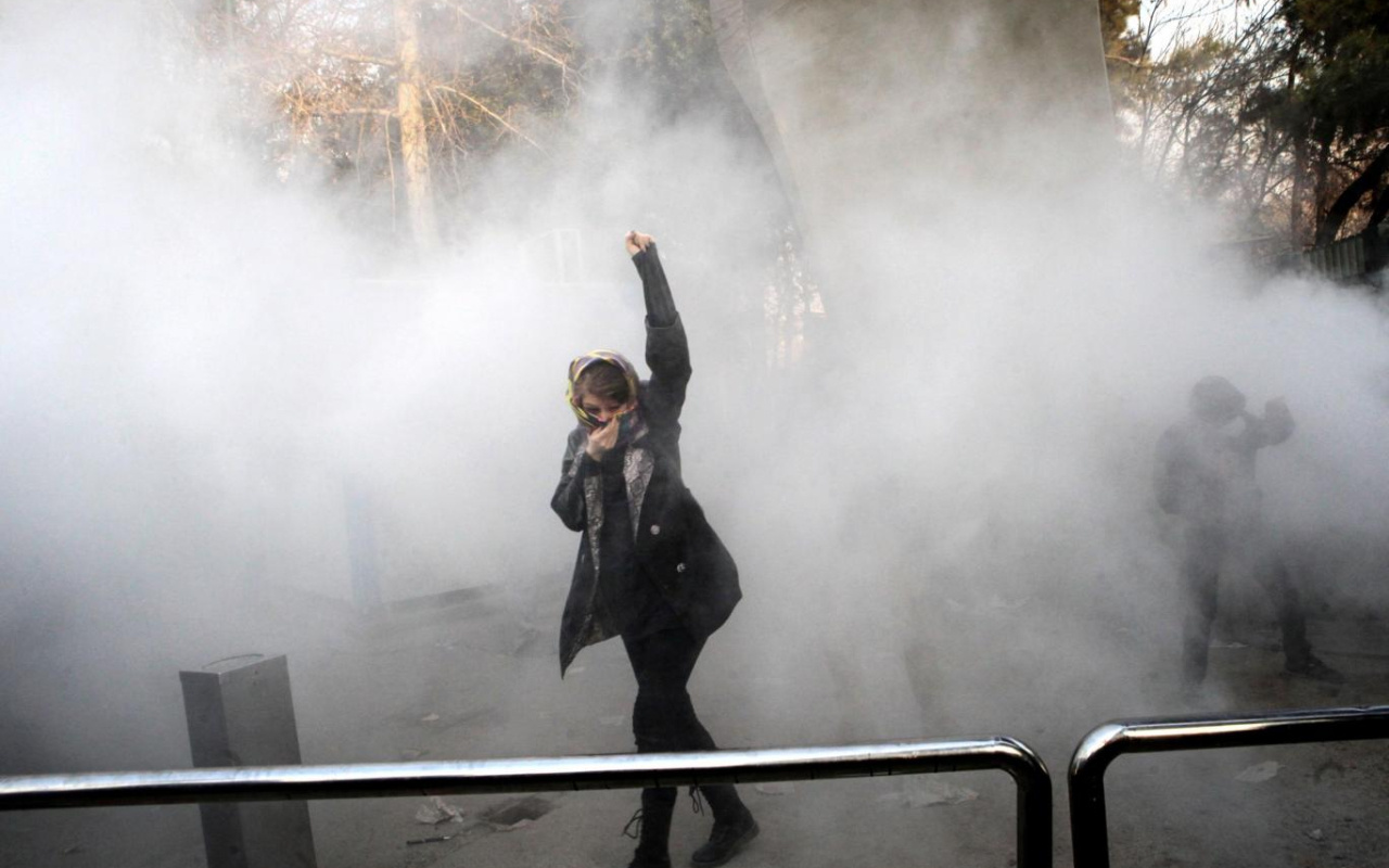 İran'da Hamaney'in posterini yaktılar