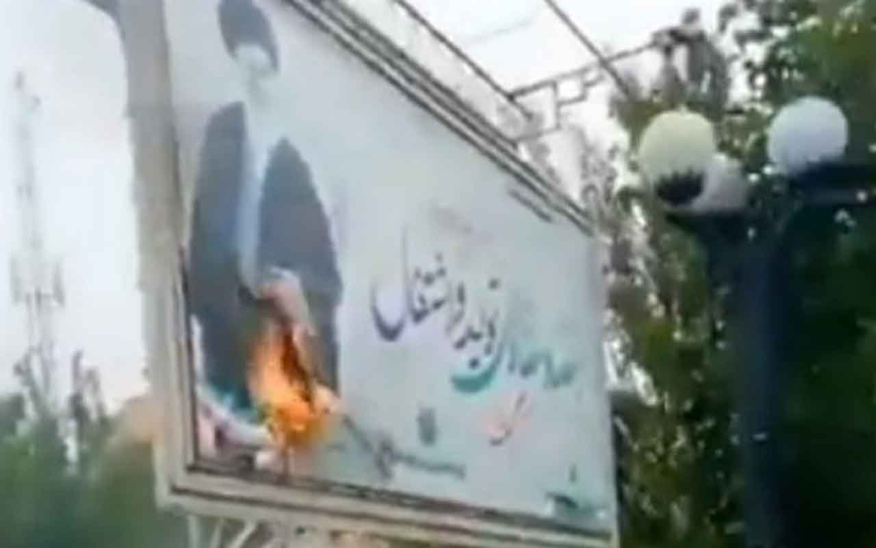 İran'da Hamaney'in posterini yaktılar
