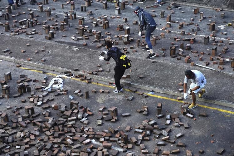 Hong Kong'da göstericiler ateşli oklarla saldırdı korkunç görüntüler