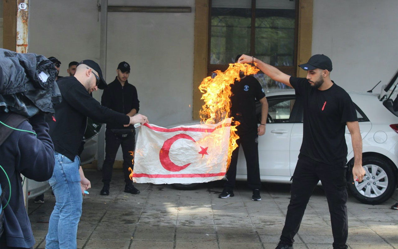 KKTC Başbakanı Ersin Tatar'dan bayrak yakan Rumlara sert tepki