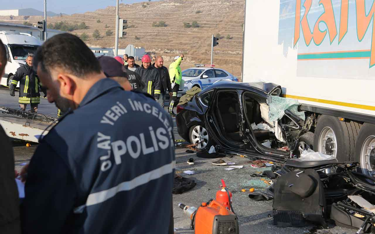 Çorum'da otomobil tırın altına girdi: 3 ölü, 1 yaralı