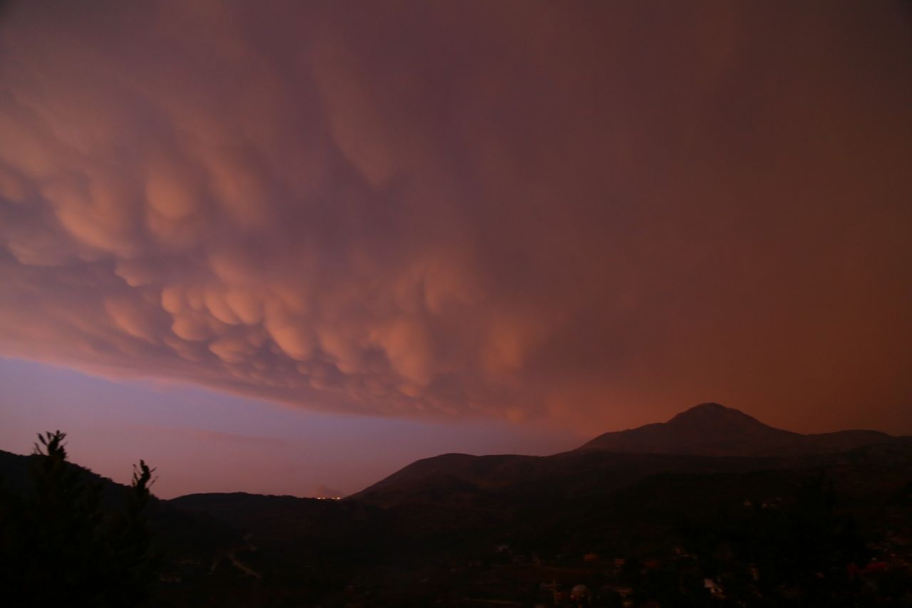 Türkiye'de ender görülüyordu! Memeli bulutlar Hatay'da ortaya çıktı