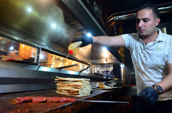 Adanalı kebapçı tereyağlı lokum yemeğinden günde 6 bin lira kazanıyor
