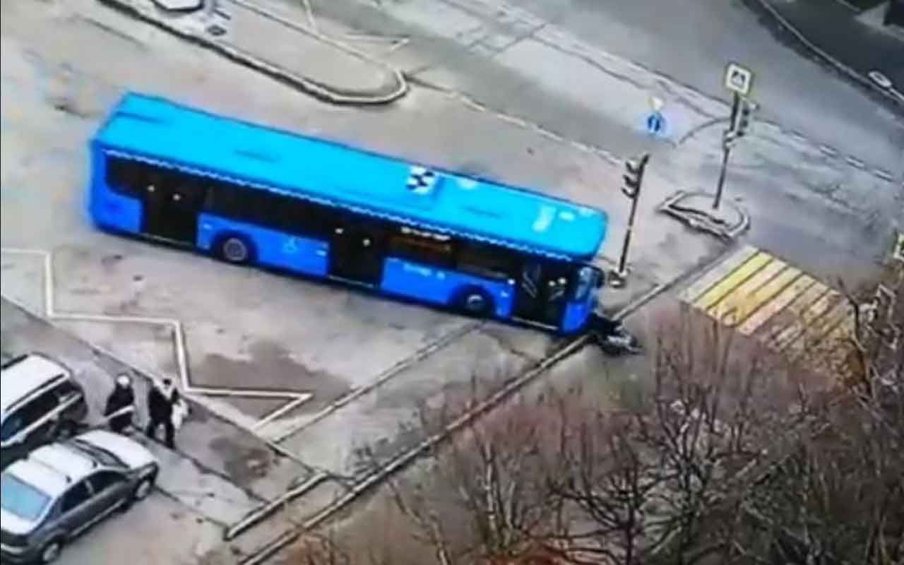 Rusya'da halk otobüsü yaşlı kadını ve torununu ezdi