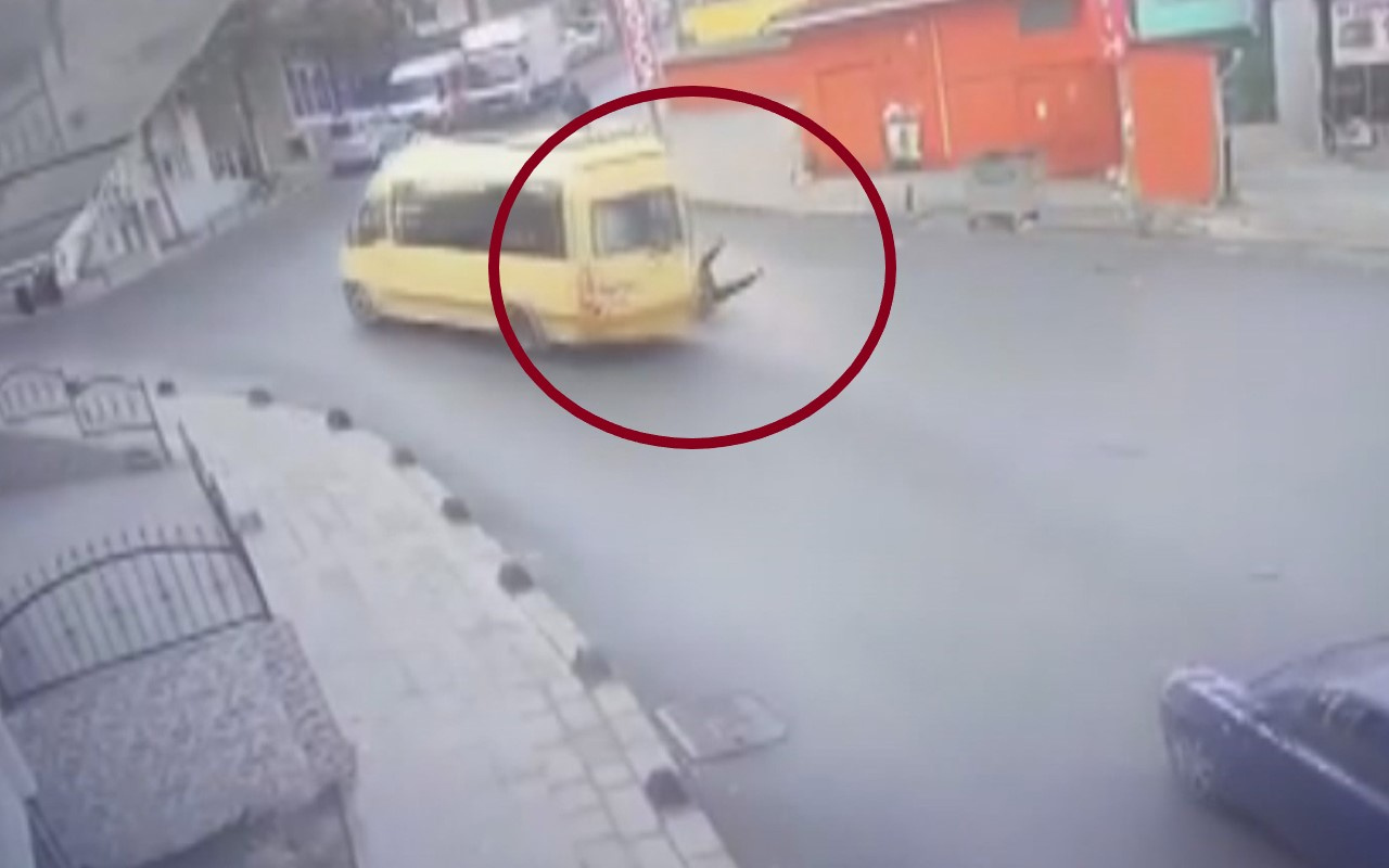 İstanbul Küçükçekmece'de liseli kız kapısı açık ilerleyen minibüsten düştü