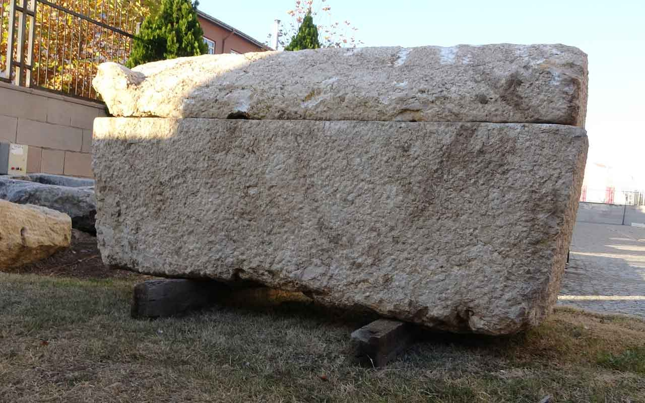 Çorum'da yol çalışması sırasında 2 bin yıllık lahit bulundu