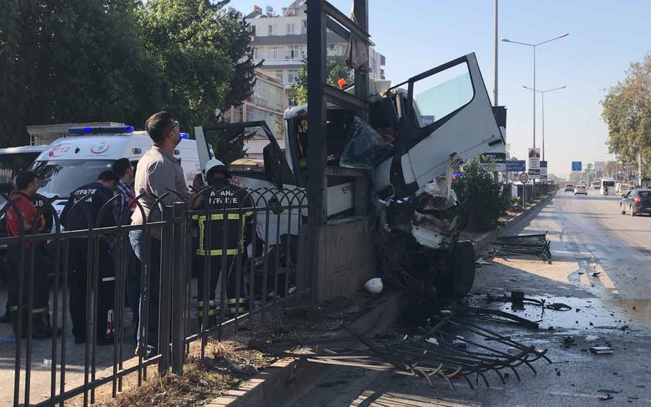 Adana'daki kazada baba oğul vinçte sıkıştı