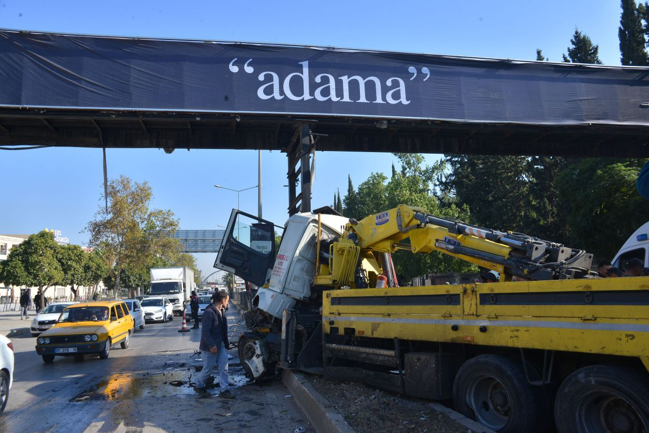 Adana'da feci kaza baba oğul vinçte sıkıştı