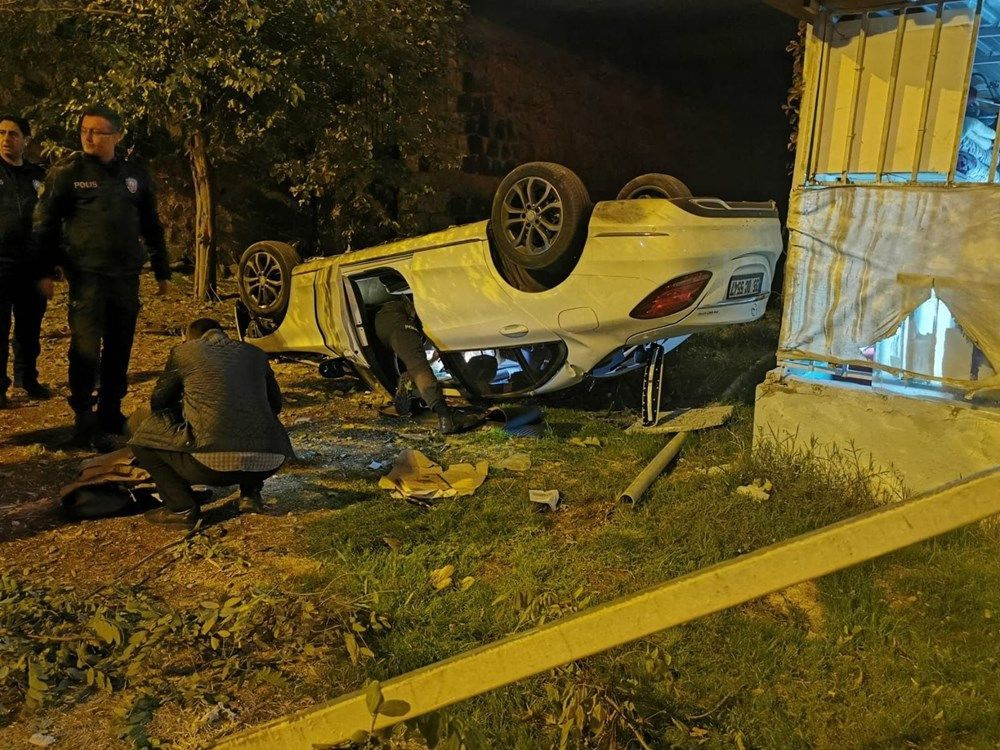 Şanlıurfa'da otomobil apartman bahçesine uçtu: 5 yaralı
