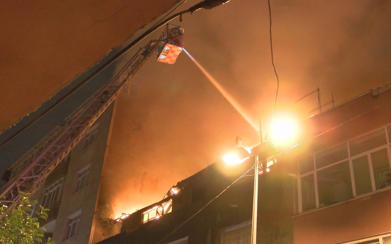 Beyoğlu'nda iki binanın çatısı alev alev yandı