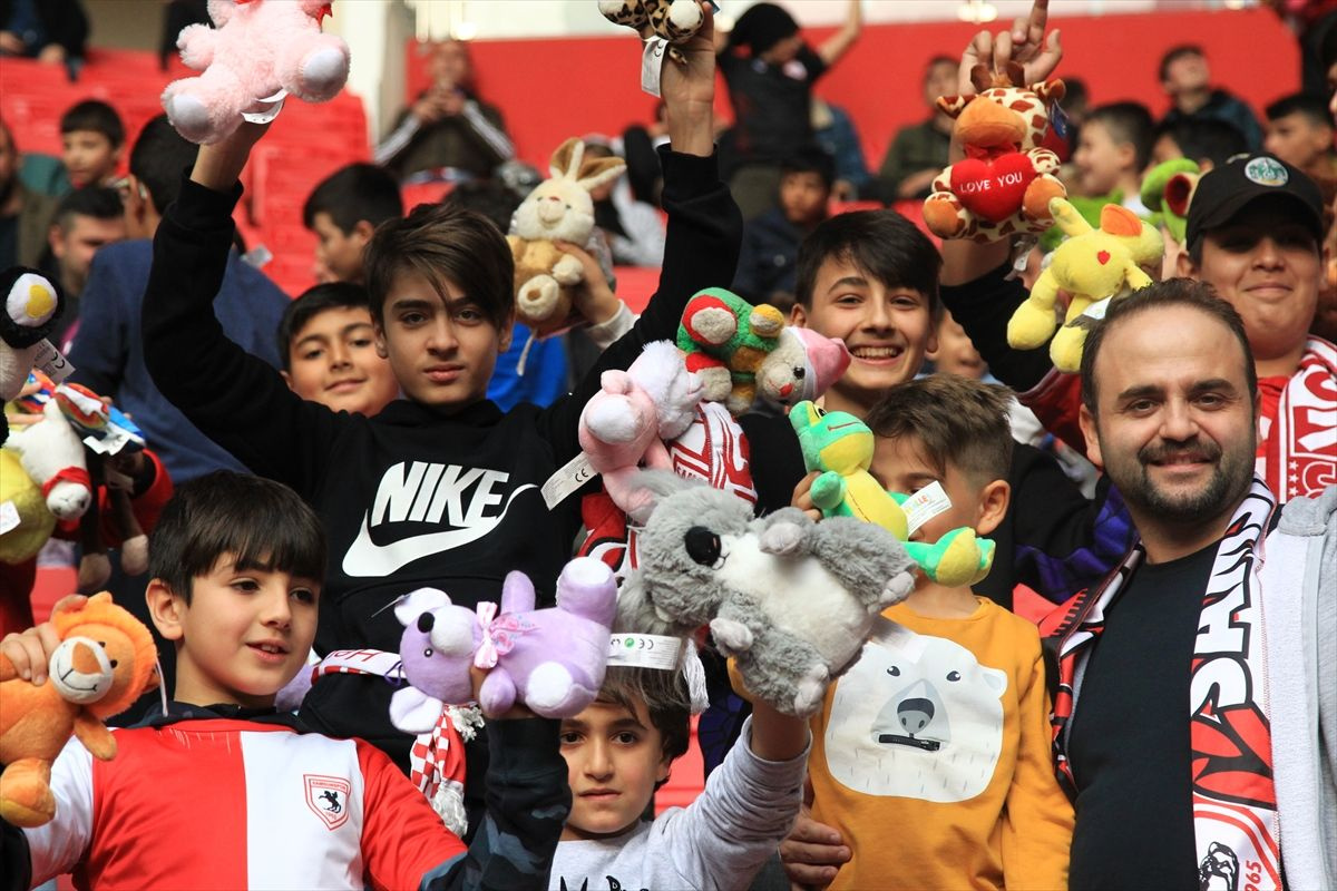 Samsun'daki futbol maçında kimsesiz çocuklara oyuncak sürprizi