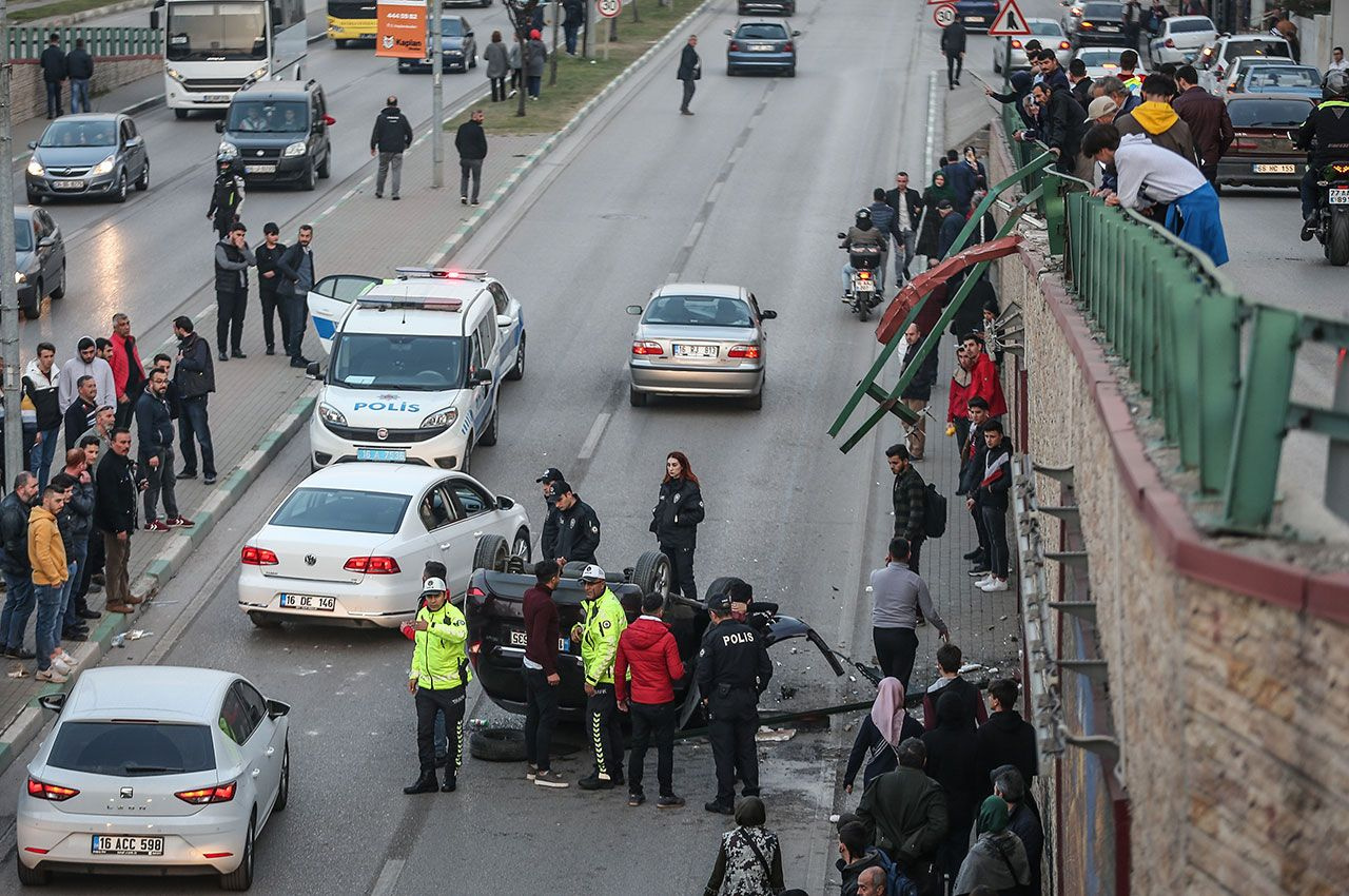 Bursa'da köprüden uçan otomobilde can pazarı