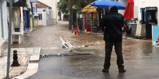 Meteoroloji İzmir'in o ilçeleri için sağanak yağış uyarısında bulundu