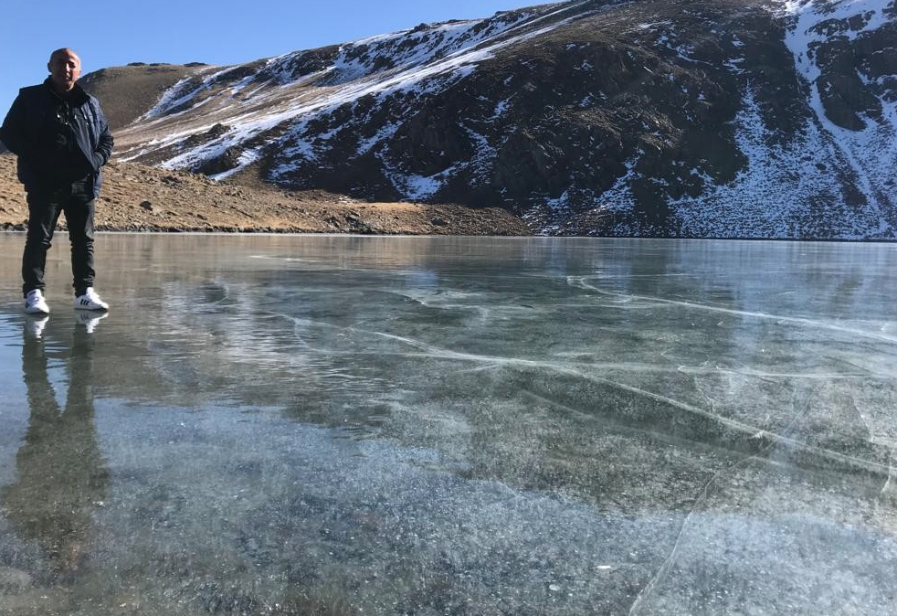 Şırnak'ta sıcaklık eksi 17’yi gördü göller adeta buz pistine dönüştü