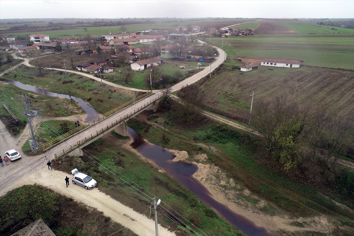 Edirne'de Hasanağa Deresi kirlilik kaynaklı koyu kahverengi akıyor