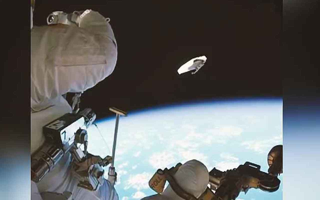 Astronot uzaya çöp atarken görüntülendi