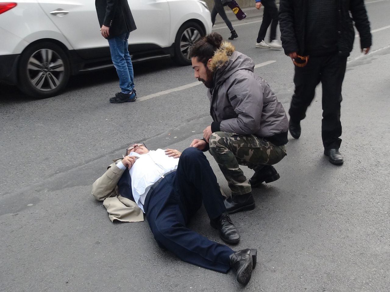 İstanbul Beyoğlu’nda motosikletin çarptığı yaşlı adam yaralandı