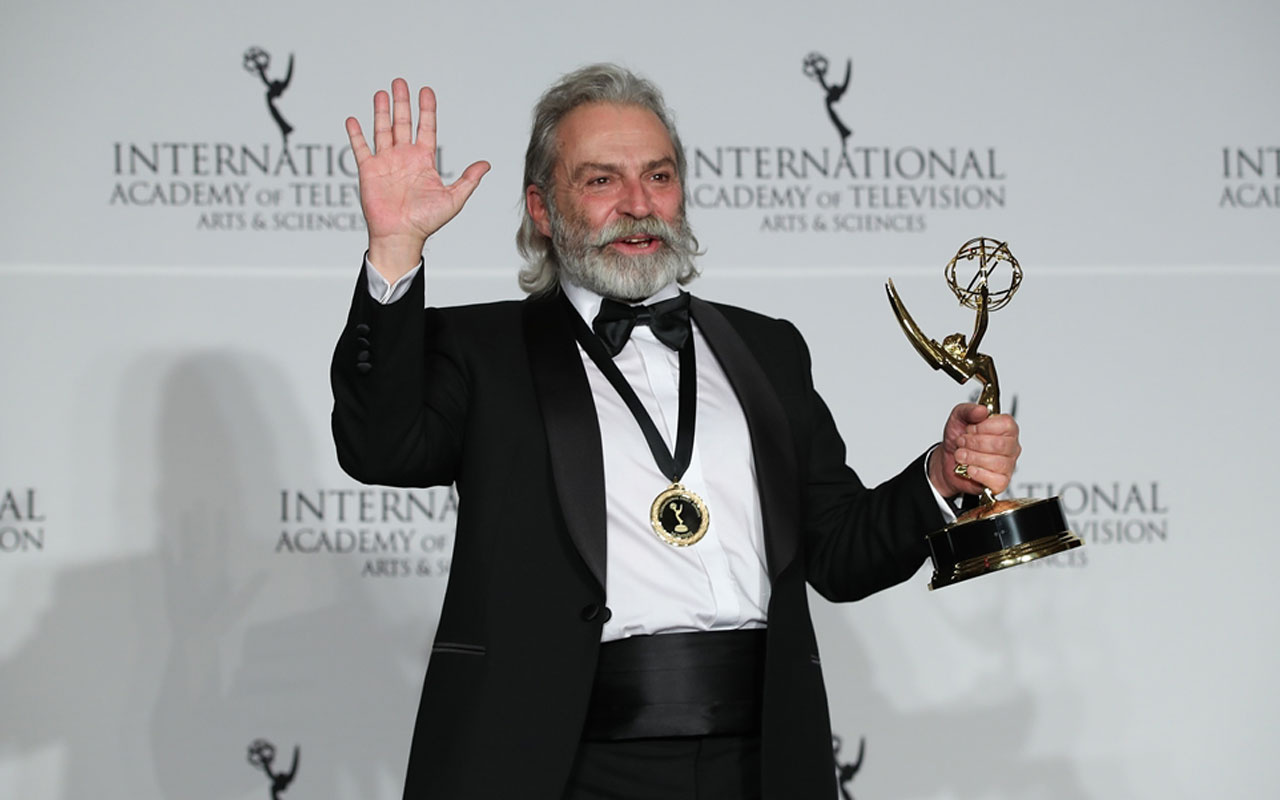 Haluk Bilginer 47. Uluslararası Emmy Ödülleri'nde "en iyi erkek oyuncu" seçildi