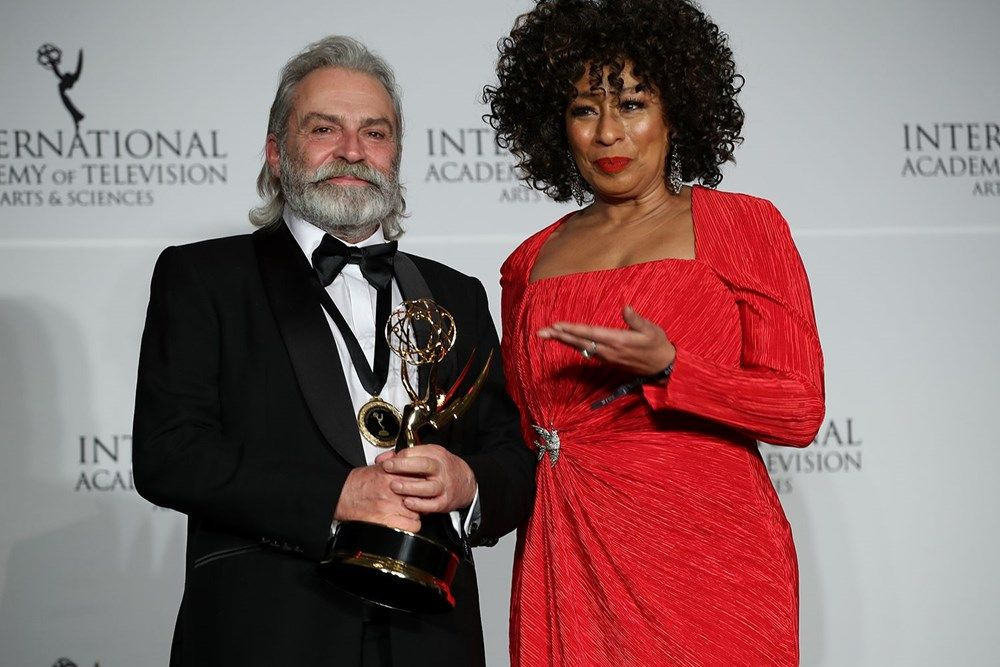 Haluk Bilginer Emmy Ödülleri'nde 'En İyi Erkek Oyuncu' ödülünü alan ilk Türk oyuncu
