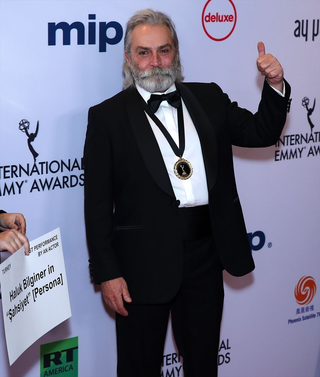 Deniz Akkaya Emmy Ödülü alan Haluk Bilginer'e yaptığı benzetmeyle tepki çekti