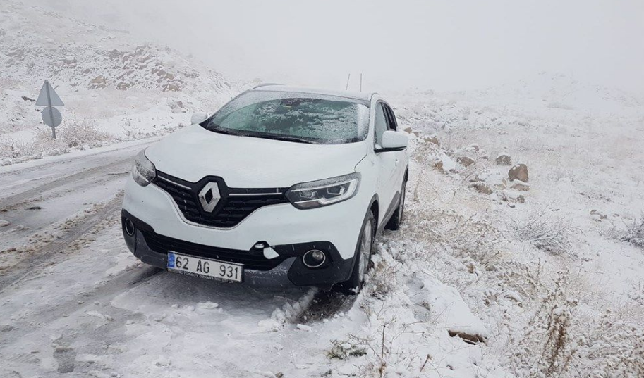 Tunceli'de mevsimin ilk karı düştü! Sürücüler yolda mahsur kaldı