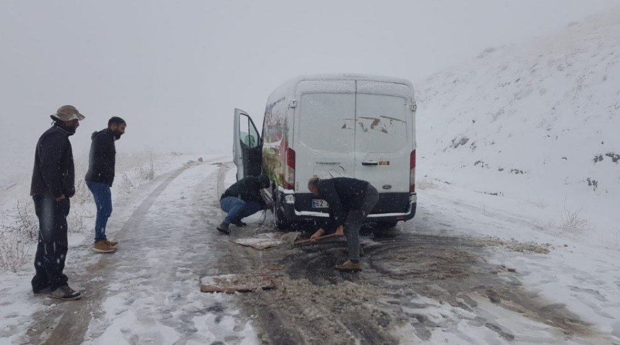 Tunceli'de mevsimin ilk karı düştü! Sürücüler yolda mahsur kaldı