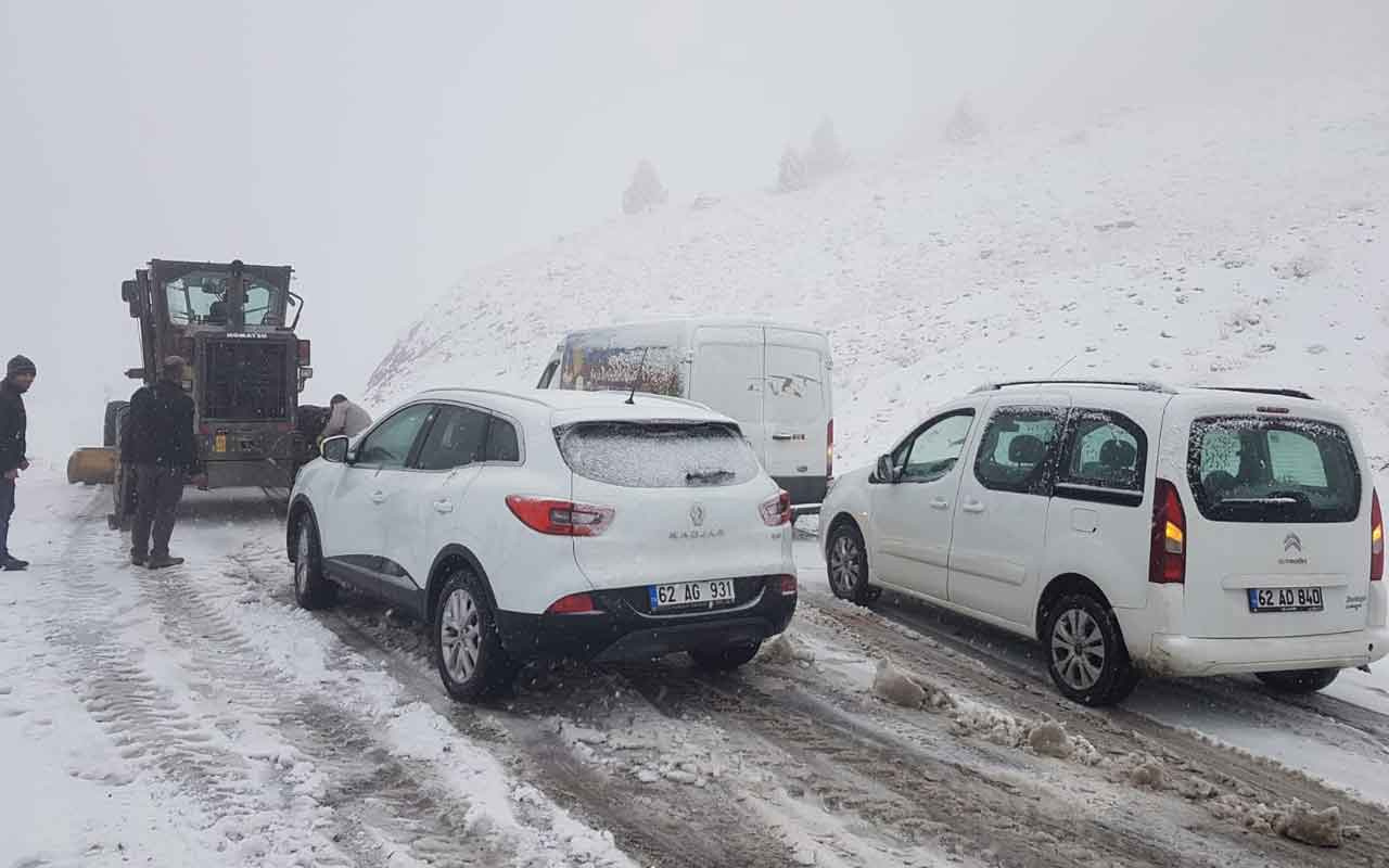 Tunceli'ye mevsimin ilk karı; yollar kapandı, araçlar yolda kaldı