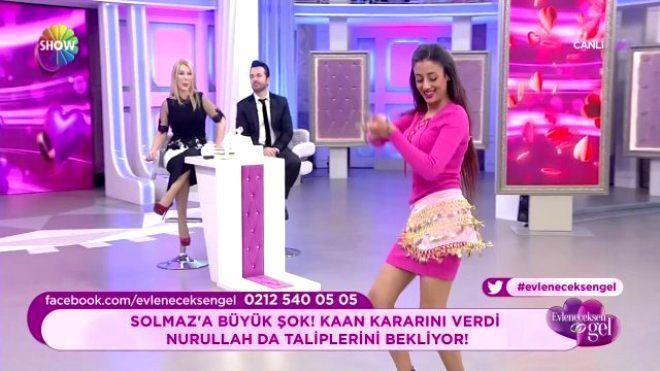 +18 videoları olay olmuştu Solmaz Çiros düğüne şarkıcı olarak gitti kalça dansı yaptı