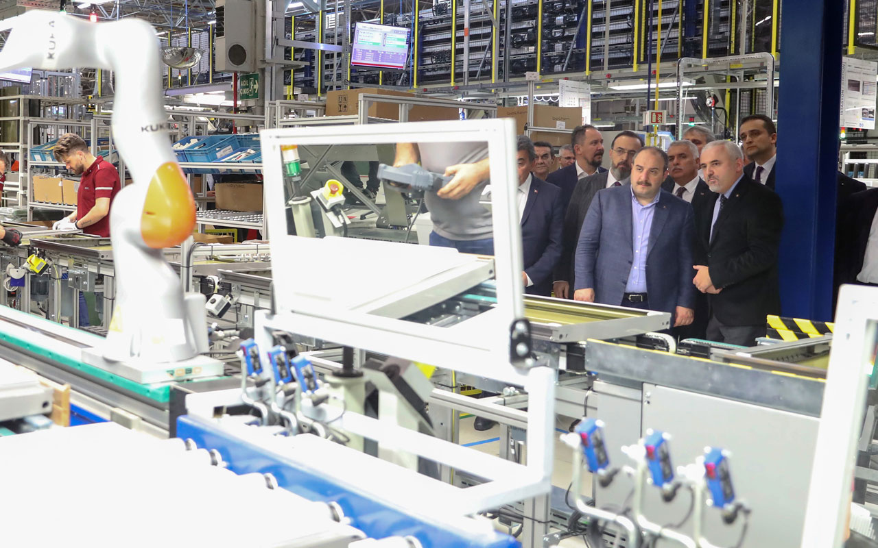 Bakan Mustafa Varank Tekirdağ'da gece yarısı fabrikaları ziyaret etti