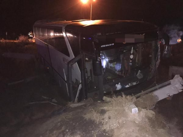 Bursaspor taraftarını taşıyan otobüs kaza yaptı: 19 yaralı