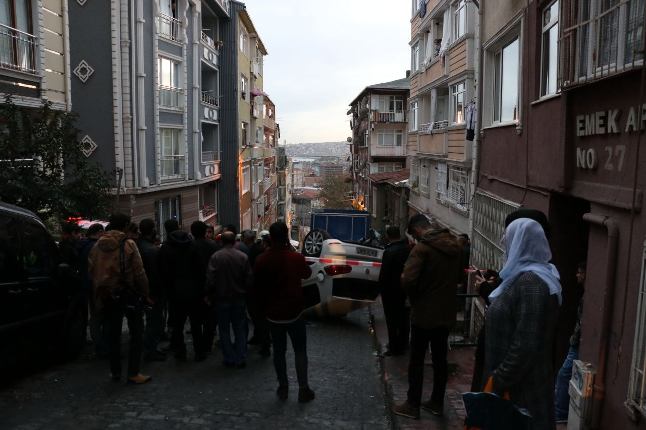 İstanbul Beyoğlu'nda otomobil yokuş aşağı giderken takla attı