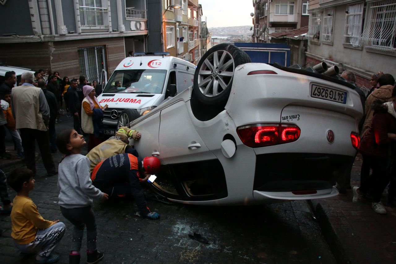İstanbul Beyoğlu'nda otomobil yokuş aşağı giderken takla attı