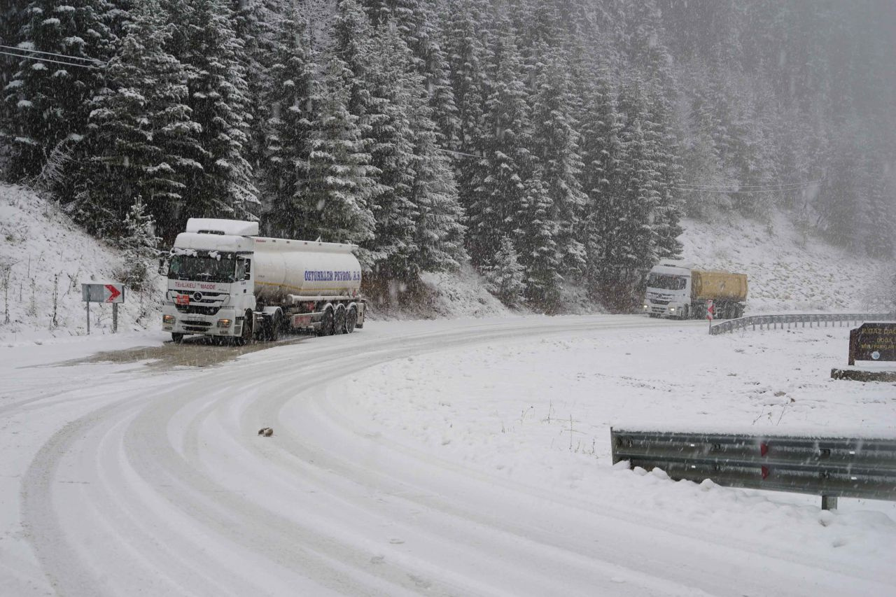 Kastamonu’da kar aniden bastırdı sürücüler zor anlar yaşadı