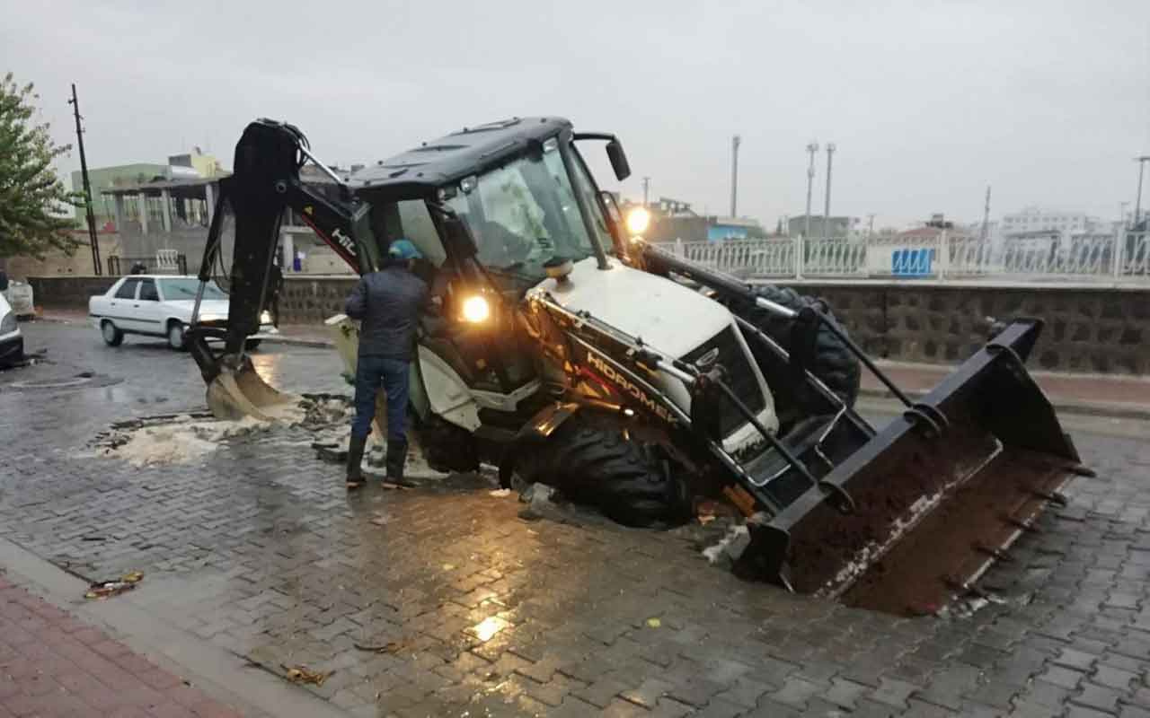 Viranşehir’de sağanak yağmurdan yol çöktü