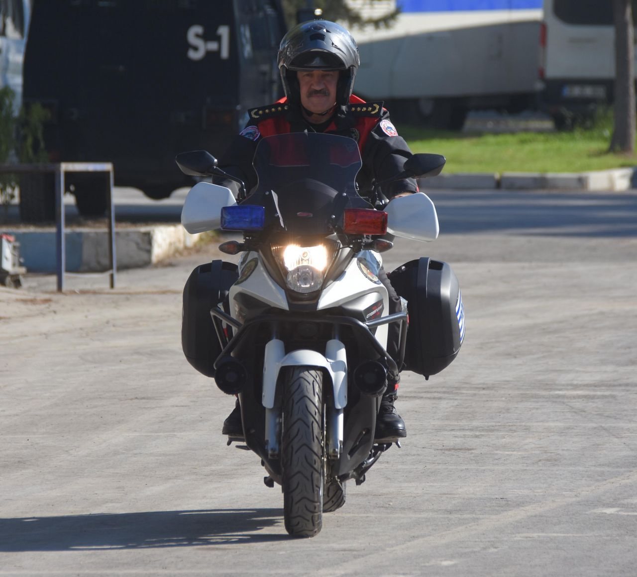 İzmir'de motosikletli polis timlerinin akrobasi şovu nefes kesti