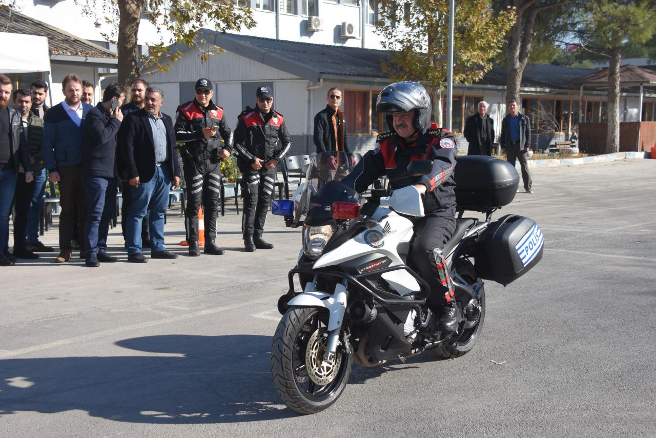 İzmir'de motosikletli polis timlerinin akrobasi şovu nefes kesti