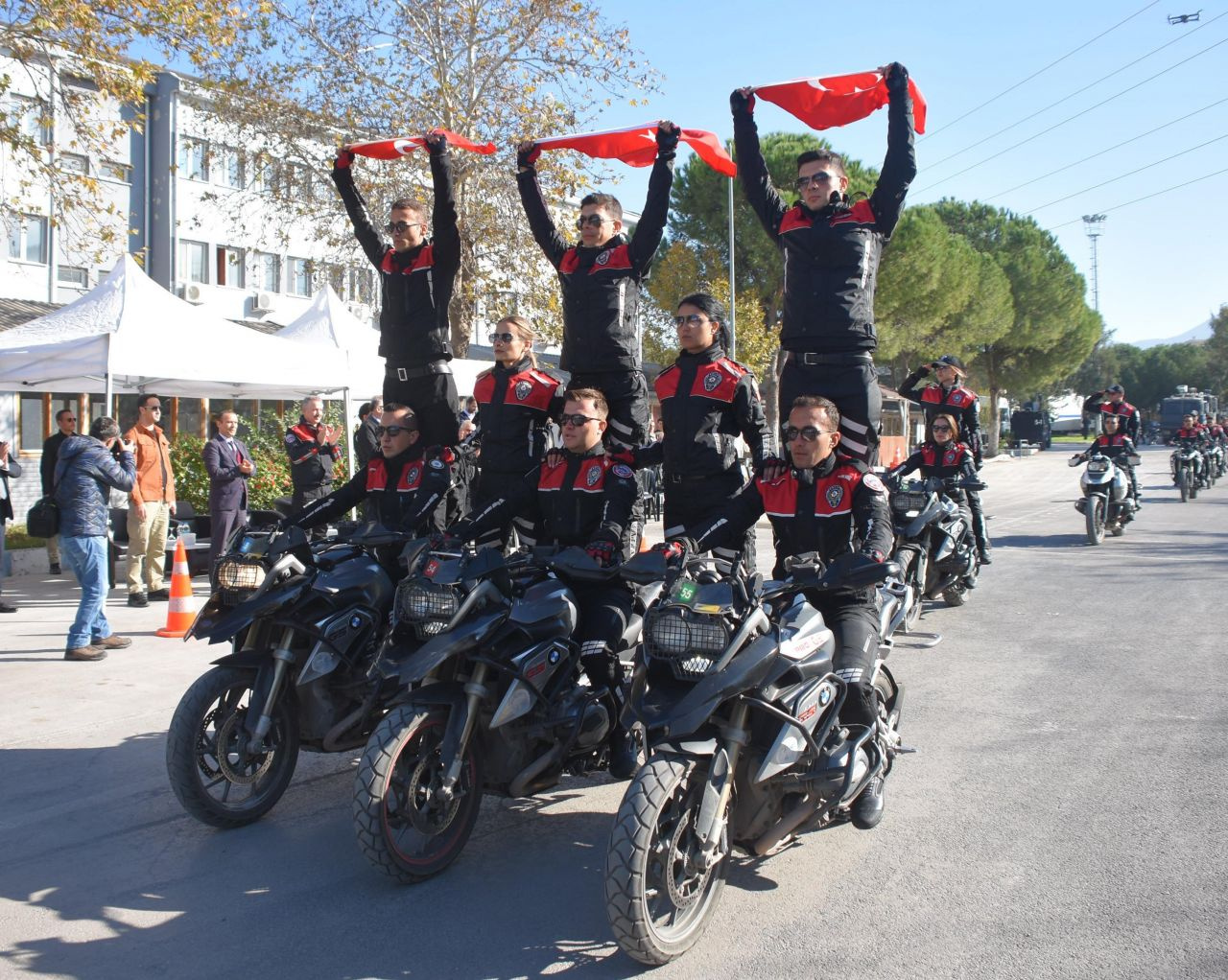 İzmir'de motosikletli polis timlerinin akrobasi şovu nefes kesti