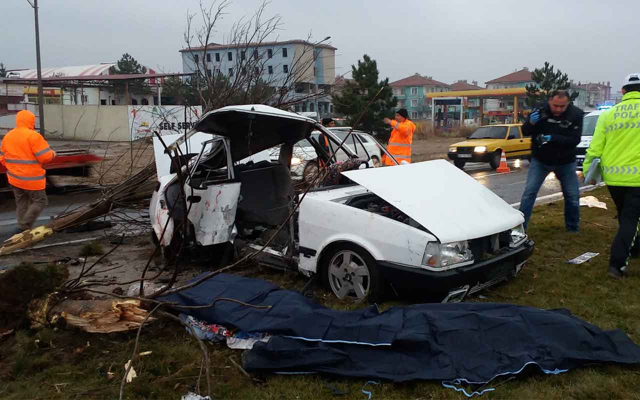 Yoldan çıkan otomobil elektrik direğine sonra ağaca çarptı: 2 ölü, 3 yaralı