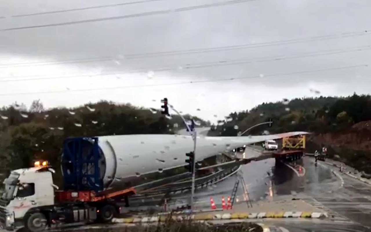 Dev türbin kanadını taşıyan TIR devrildi