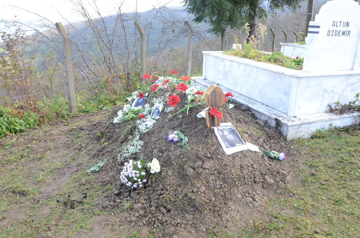 Ceren Özdemir'in annesi mezarı başında yürek dağladı!