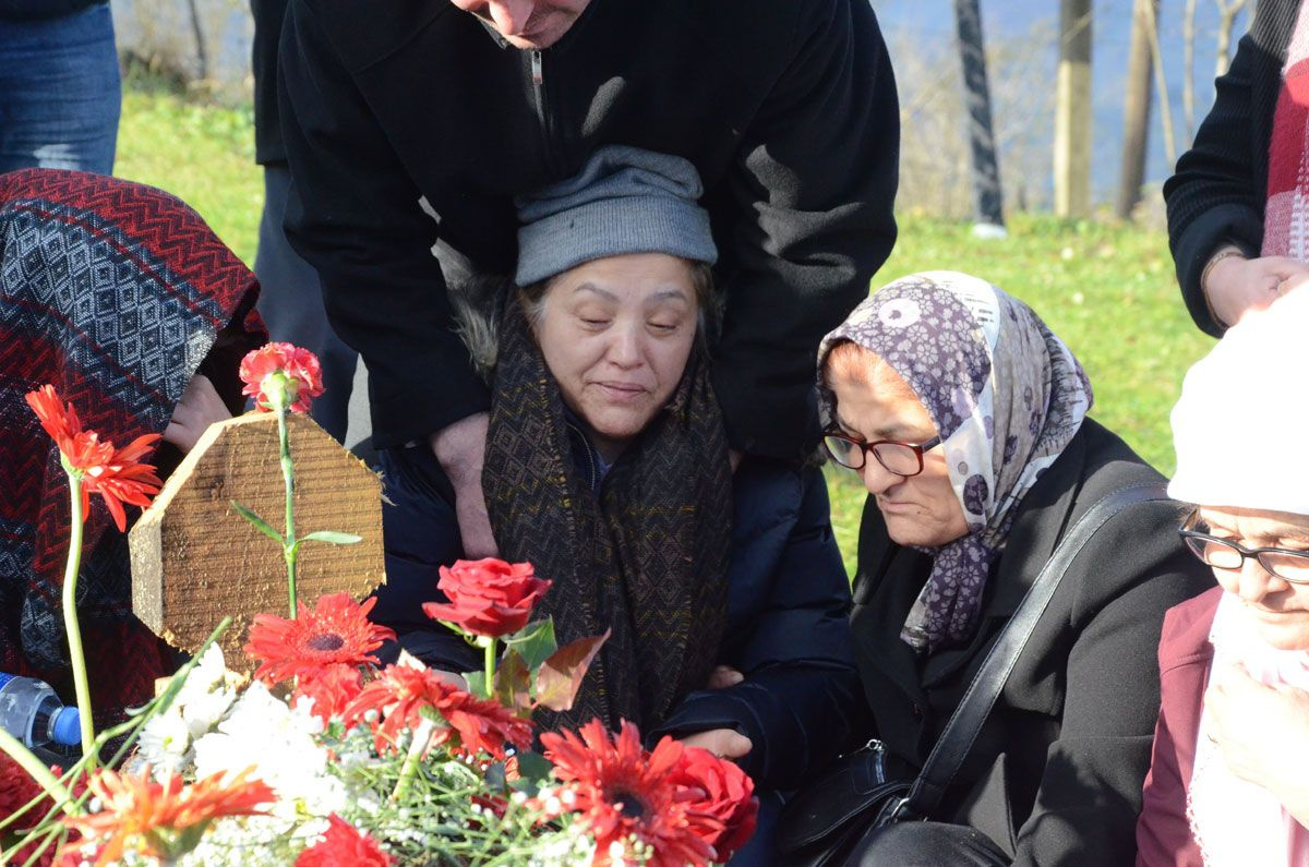 Ceren Özdemir'in annesi mezarı başında yürek dağladı!