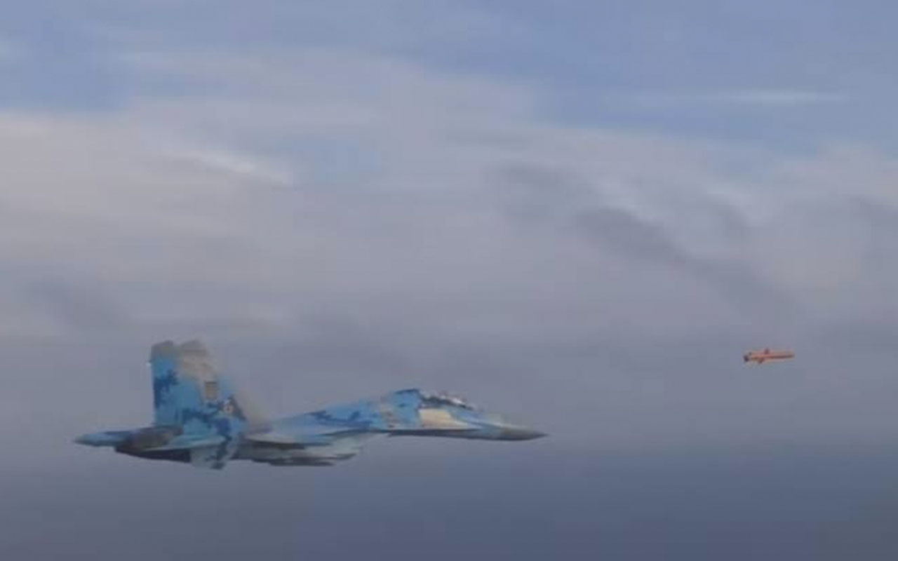 Dünya bu görüntüyü konuşuyor! Ukrayna'nı füzesi ile Rusya'nın savaş uçağı yan yana uçtu
